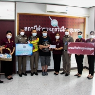 วันที่ 20 เม.ย.65 เวลา 13.30 น. พล.ต.ต.วิรุฬห์ สุวรรณวงศ์ ผบก.ภ.จว.ชุมพร คุณภวางฎ์ทิพย์ สุวรรณวงศ์ ประธานชมรมแม่บ้านตำรวจภูธรจังหวัดชุมพร เดินทางไปเยี่ยมมอบเงิน เพื่อเป็นขวัญและกำลังใจ และติดตามอาการ บุตรข้าราชการตำรวจที่มีความต้องการพิเศษ ในสังกัด...